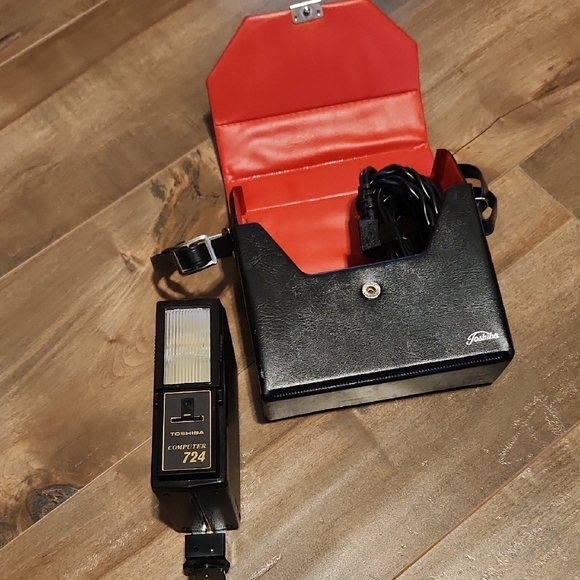 Vintage Toshiba Camera Flash Unit With Case - Picture 1 of 4